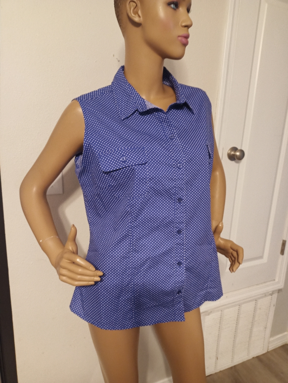 Lee Sleeveless Blue and White Polka Dot Button-Front Shirt
